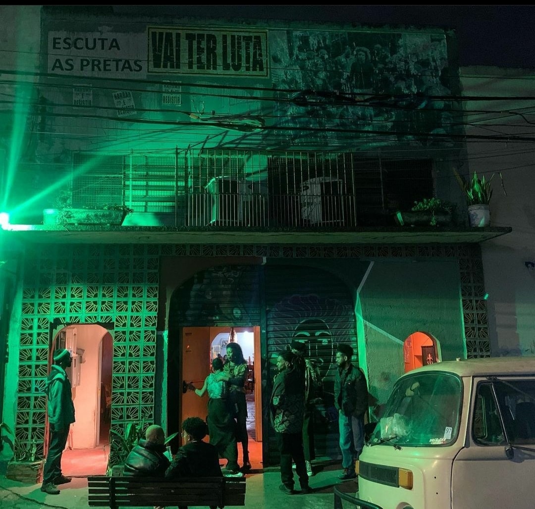 Grupo de pessoas concentradas na frente do Aparelha Luzia enquanto aguardam o início do evento Festa da Comida Baiana em 2022. Aparelha Luzia/ Reprodução Instagram
